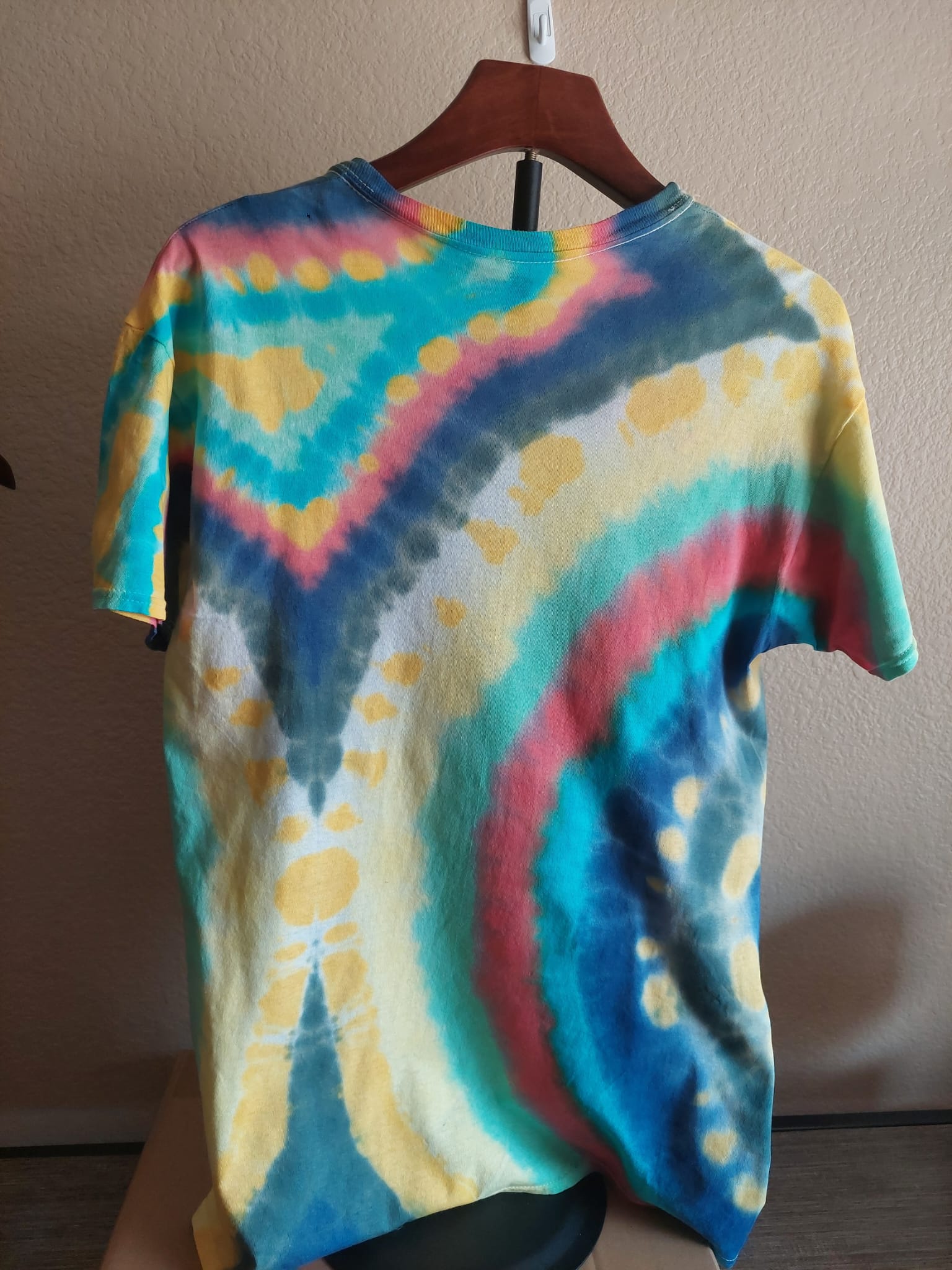 happy geode tie dye t-shirt back of shirt colors yellow green blue red style multiple dots and circular multicolor inclusions 